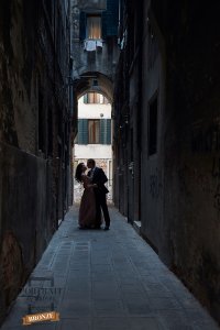 couple, love, wedding, engagement, kiss, venice, italy, ursula schmitz, romance, anniversary, portrait