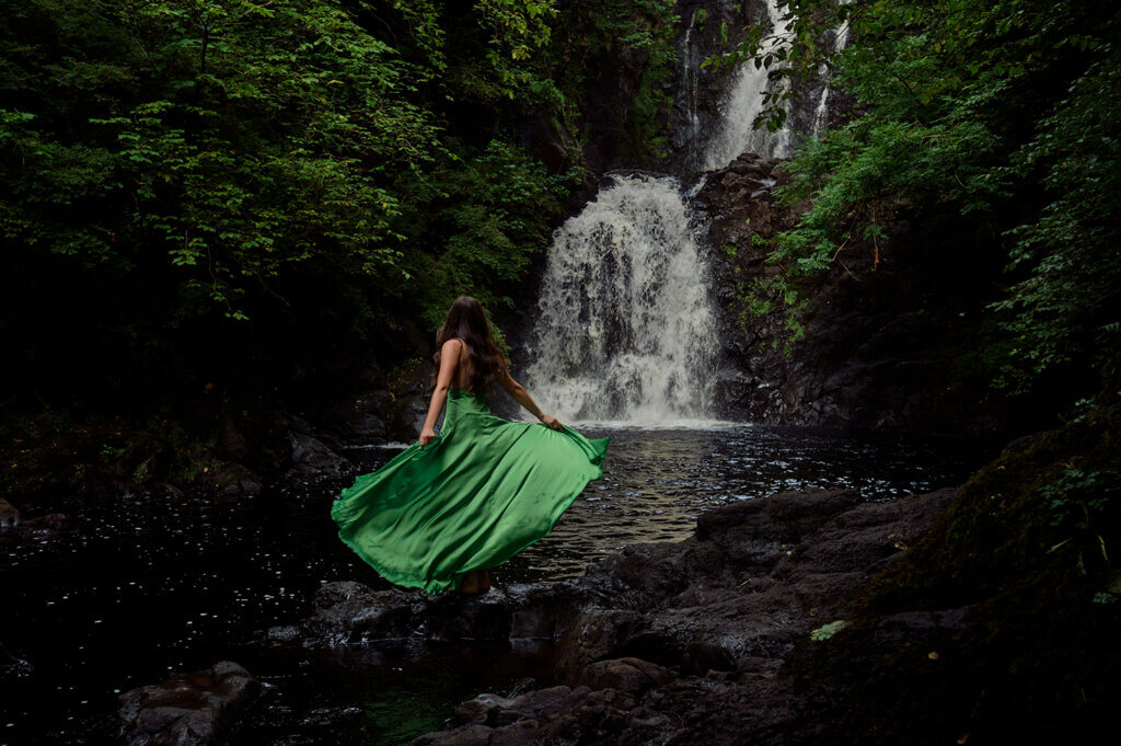 Portrait einer Tänzerin an einem Wasserfall auf der Isle of Skye.