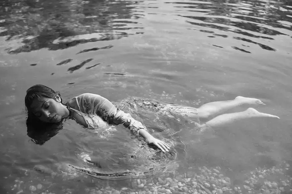 ophelia, watershoot, vienna, portraiture, fotografie, wien, ursula schmitz, seerosen, mühöwasser, wasser, sommer, beauty