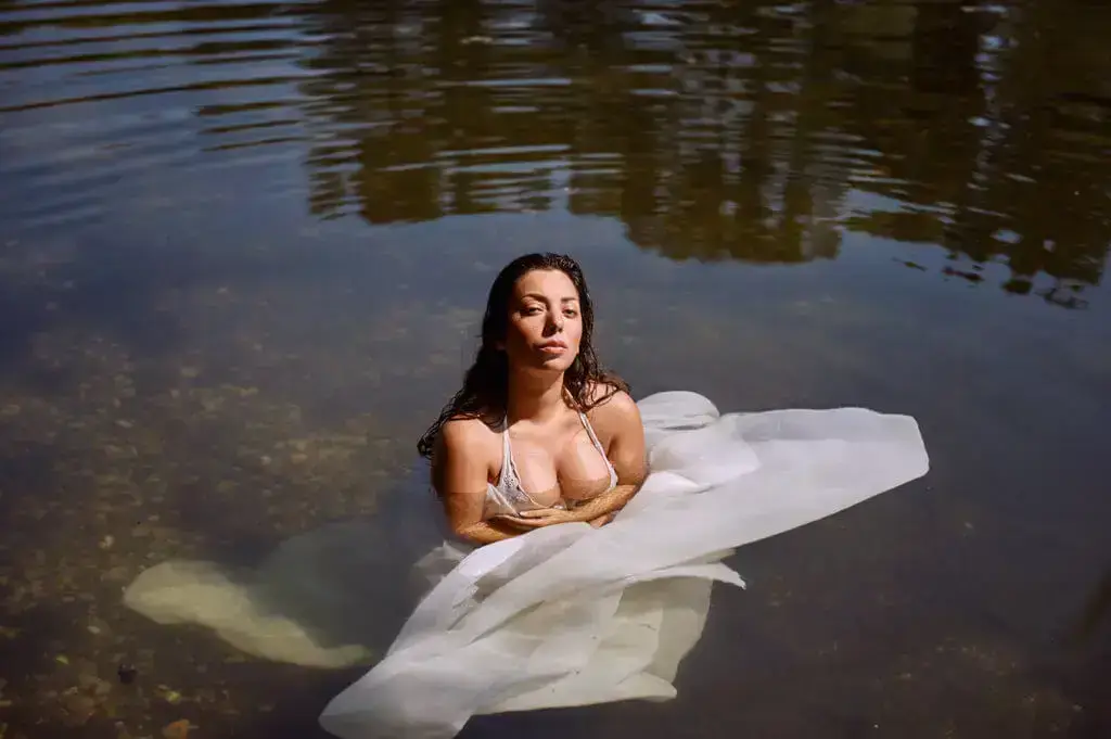 ophelia, watershoot, vienna, portraiture, fotografie, wien, ursula schmitz, seerosen, mühöwasser, wasser, sommer, beauty