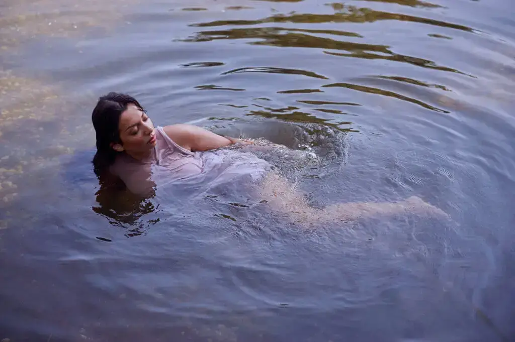 ophelia, watershoot, vienna, portraiture, fotografie, wien, ursula schmitz, seerosen, mühöwasser, wasser, sommer, beauty