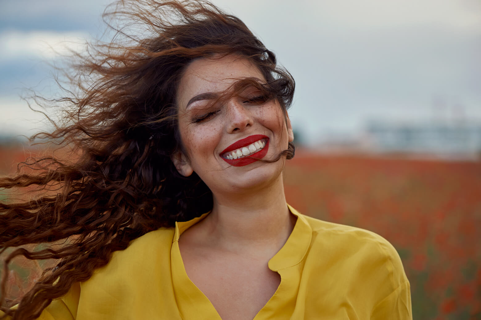 Wenn im Frühling wieder alle Felder ganz rot werden und die Mohnblumen wieder blühen, ein Fotoshoot mit Mohnblumen.